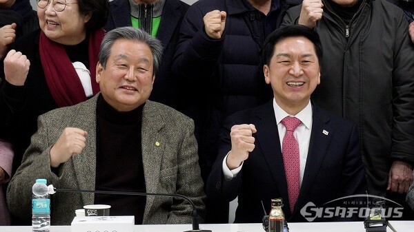 국민의힘 김무성 상임고문과 김기현 의원이 26일 오후 서울 마포구에서 열린 마포포럼 '제65차 더좋은 세상으로 정례 세미나'를 마치고 기념촬영을 하고 있다. 사진 / 권민구 기자