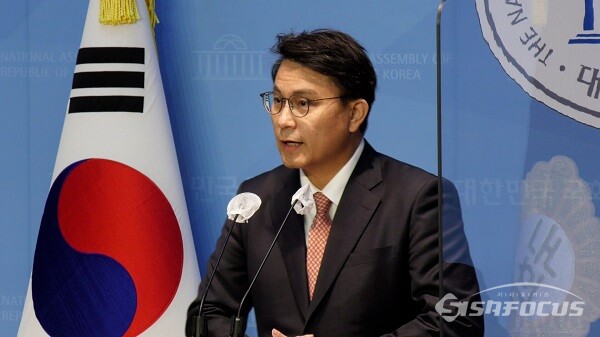 국민의힘 윤상현 의원이 2일 오후 서울 여의도 국회 소통관에서 당대표 출마 선언 기자회견을 하고 있다. 사진 / 권민구 기자