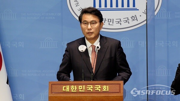 국민의힘 윤상현 의원이 2일 오후 서울 여의도 국회 소통관에서 당대표 출마 선언 기자회견을 하고 있다. 사진 / 권민구 기자