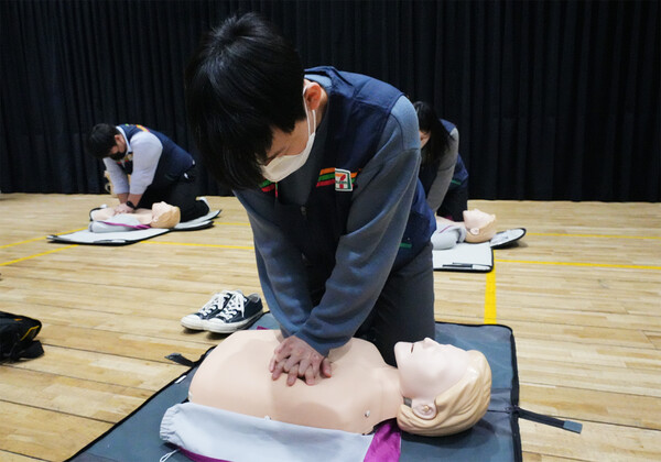 편의점 4사는 서울시와 업무협약을 맺고 자동심장충격기 설치 및 유지 관리를 한다. 사진은 응급처치 교육을 받는 편의점 직원 ⓒ코리아세븐