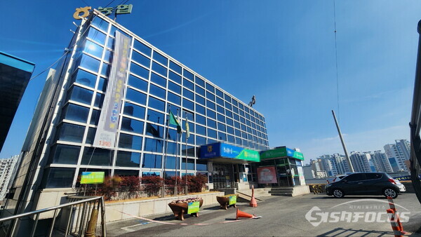 3일 개최한 D농협 정기총회에서  보조금 지급과 관련된 부정을 발견 했다는 감사 결과가 나오며 차 후 농협 중앙회의 결정에 관심이 집중되고 있다.사진/김진성 기자