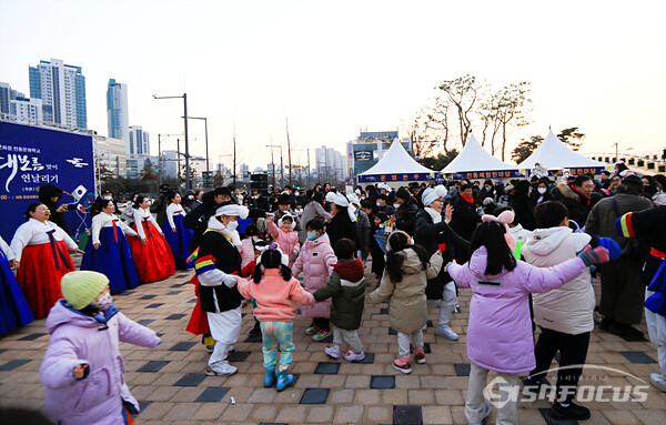 4일 세종시 '정월대보름 맞이 전통문화 체험행사'에서 시민들이 어울려 강강술래 민속놀이를 즐기는 모습.   사진/강종민 기자