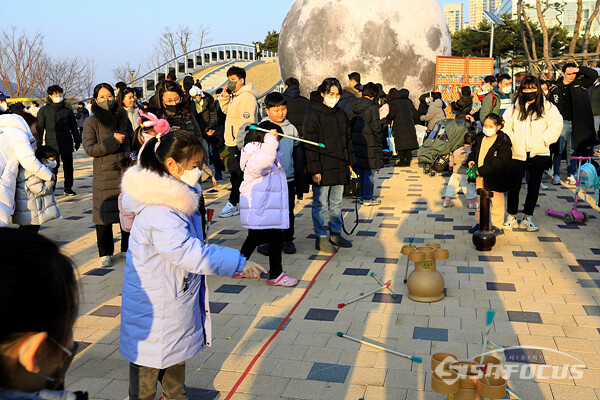 4일 세종시 ‘정월대보름 맞이 전통문화 체험행사'에서 어린이가 투호놀이를 하고 있다.  사진/강종민 기자
