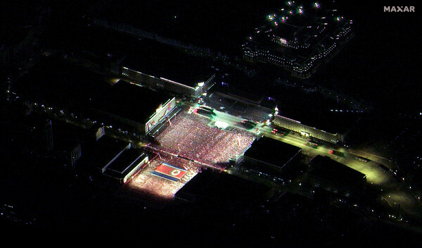 2월8일 밤 10시 평양 김일성광장에서 진행된 열병식 모습(사진 / 민간 위성업체 맥사 테크놀로지 트위터 )