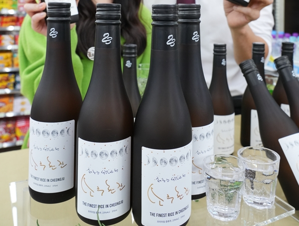 세븐일레븐이 임창정과 1년간 준비해 만든 프리미엄 증류식 소주 소주한잔을 오는 22일 정식 출시한다. ⓒ세븐일레븐