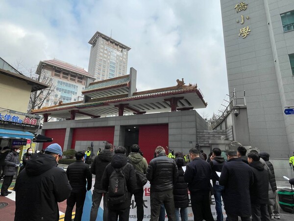 중국대사관앞에서 화섬식품노조 수도권지부는 기자회견을 열고 중국자본 기업이 한국기업의 노조활동을 인정하지 않고 있다고 주장했다. ⓒ화섬식품노조