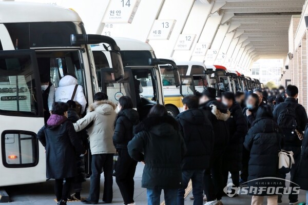 서울 고속버스터미널에서 시외버스에 오르는 승객들의 모습 / ⓒ시사포커스DB