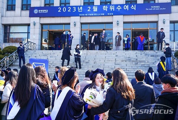 졸업생들의 대면 졸업식으로 활기찬 모습.  사진/유우상 기자
