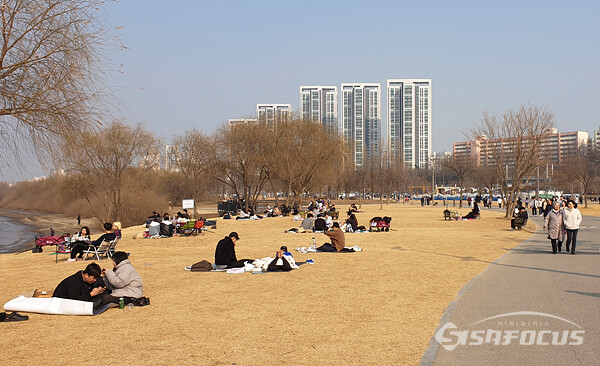 5일 따뜻한 휴일을 맞아 한강공원으로 많은 시민들이 나와 잔디밭에서 휴일을 즐기고 있다. 사진/강종민 기자