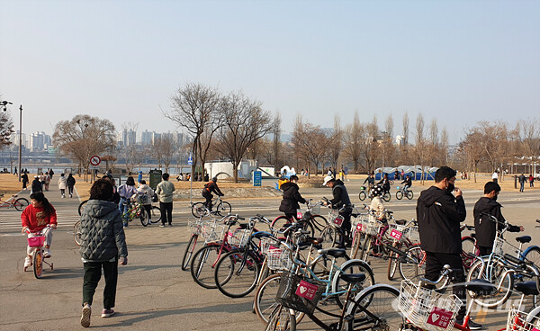 5일 따뜻한 휴일을 맞아 가족단위로 자전거 라이딩을 즐기는 모습들이 많이 보였다. 사진/강종민 기자
