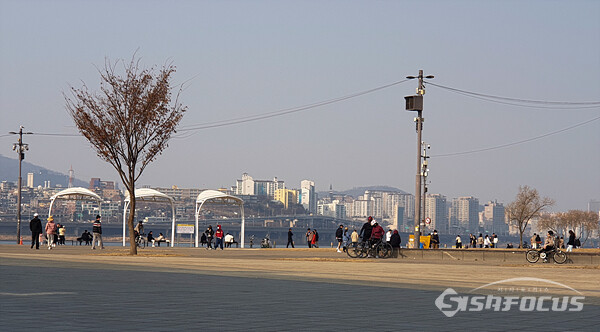 완연한 봄 날씨를 보인 5일 한강공원에는 많은 시민들이 산책하며 봄을 즐기는 모습이였다. 사진/강종민 기자