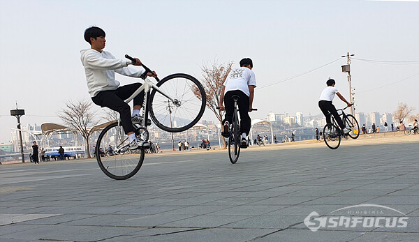 5일 따뜻한 휴일을 맞아 학생들은 자전거 묘기 등을 연습하며 레포츠를 즐기는 모습이였다.. 사진/강종민 기자