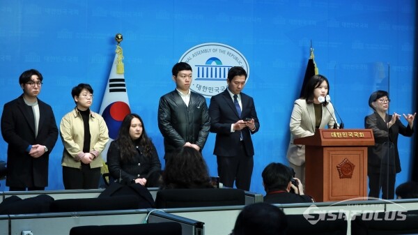 박지현 전 더불어민주당 비상대책위원장이 6일 국회 소통관에서 민주당 청년당원들과 함께 '민주당이 나아가야 할 길'이라는 주제로 기자회견을 하고 있다. [사진 / 오훈 기자]