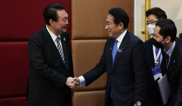 2022년 11월 13일 윤석열 대통령(좌)이 ​캄보디아에서 기시다 후미오 일본 총리(우)와 한-일 정상회담을 하고 있다. ⓒ대통령실
