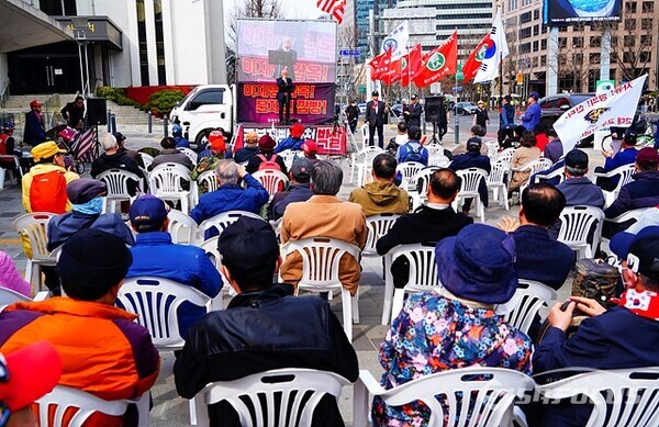 일파만파애국총연합 회원들이 세종대로 서울시의회 인근에서 집회하고있다.  사진/유우상 기자