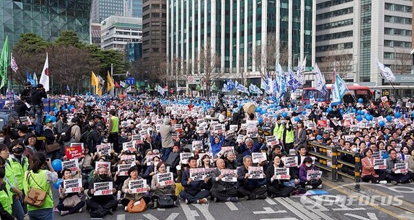 시청앞에서 '강제동원 해법 강행 규탄"  2차 범국민대회가 열리고있다.  사진/유우상 기자
