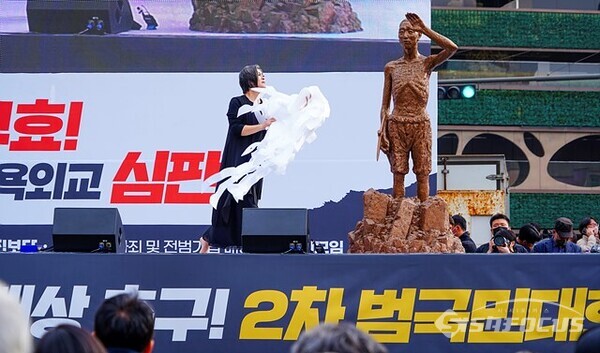  '강제동원 해법 강행 규탄"  2차 범국민대회에서 살풀이춤을 공연하고있다.  사진/유우상 기자