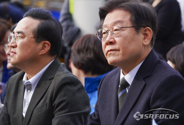 더불어민주당 이재명 대표와 박홍근 원내대표가  '강제동원 해법 강행 규탄'집회 '에 참석하고있다. 사진/유우상 기자