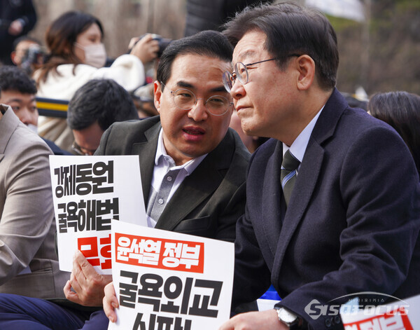 더불어민주당 이재명 대표와 박홍근 원내대표가  '강제동원 해법 강행 규탄'집회 '에 참석해  이야기를 나누고있다.         사진/유우상 기자