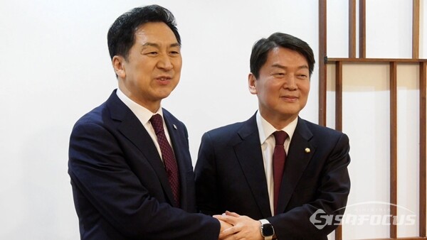 김기현 국민의힘 대표가 13일 안철수 의원과 서울 여의도 하우스 카페에서 면담을 하고 있다. 사진 / 권민구 기자