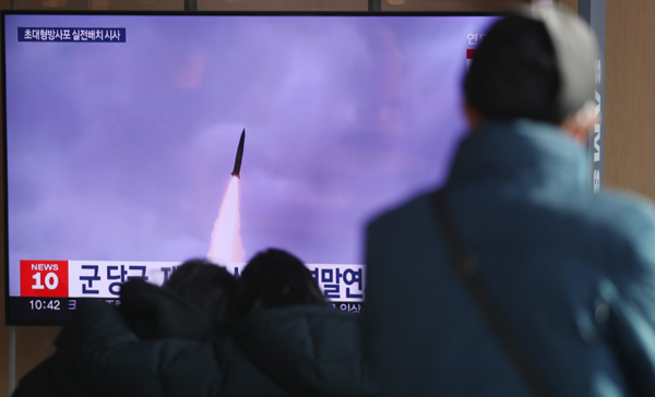 새해 1월1일 오전 서울역 대합실에서 시민들이 북한의 탄도미사일 발사 관련 뉴스를 시청하고 있다. 합동참모본부는 1일 오전 2시50분경 북한이 평양 용성 일대에서 동해상으로 발사한 단거리 탄도미사일(SRBM) 1발을 포착했다고 밝혔다. (사진 / 뉴시스)