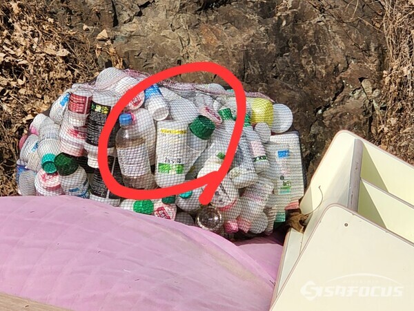 21일 청도군 금천면이 매년 군청에서 주관하는 재활용품 경진대회에 높은 점수를 받기 위해 수집한 농약병들이 그물망에 담겨 방치돼 있다. 사진/김진성 기자 
