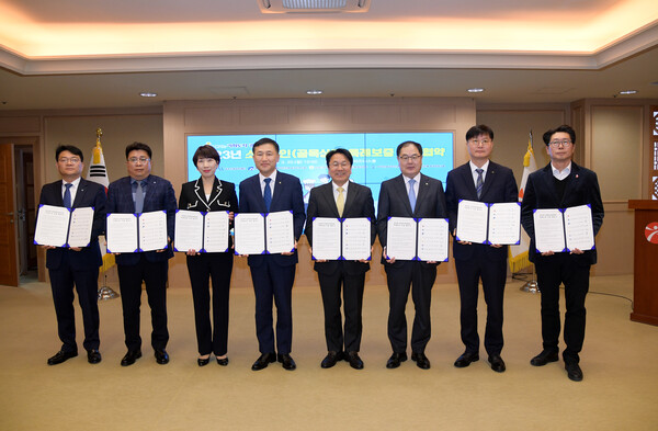 광주시는 20일 시청 비즈니스룸에서 광주신용보증재단 및 6개 은행과 함께 ‘2023년 소상공인(골목상권) 특례보증 지원 협약’을 체결했다.[사진/광주시]