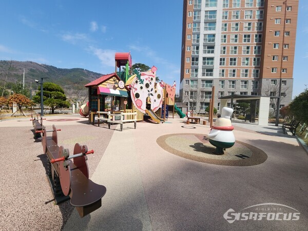 반도 3차 아파트 어린이놀이터에도 조형물이 설치되 있으나 어떠한 안전조치 또는 경고문이 없다..사진/김진성 기자