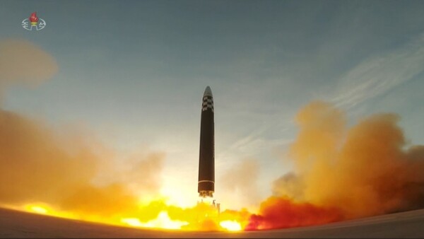 북한 조선중앙TV는 지난 16일 평양 순안 국제국제비행장에서 대륙간탄도미사일 화성포-17형 발사 영상을 공개했다 / ⓒ조선중앙TV-뉴시스