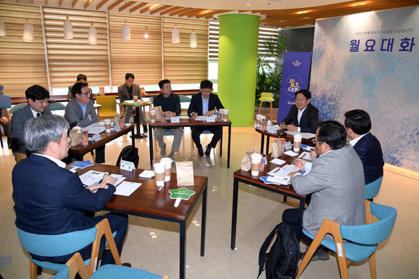 강기정 광주시장이 지난 20일  '22번째 월요대화'을 개최해 광주 미래차 선도도시 조성과 관련된 의견을 청취했다.[사진/광주시]