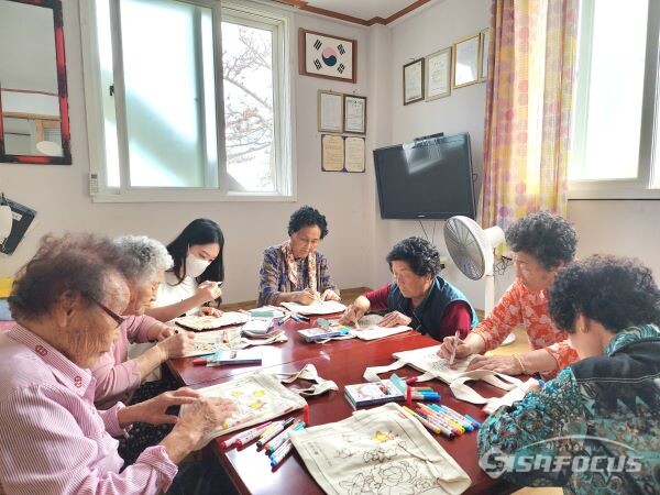 울산북구 보건진료소 슬기로운 뇌건강마을에서 어르신들이 함께 교육받고 있는 모습. 사진/울산북구청