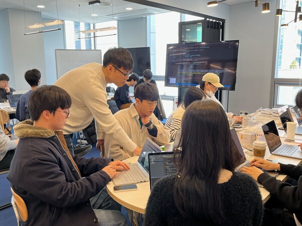 수강생들이 '이지GPT'를 개발하고 있다. ⓒ팀스파르타