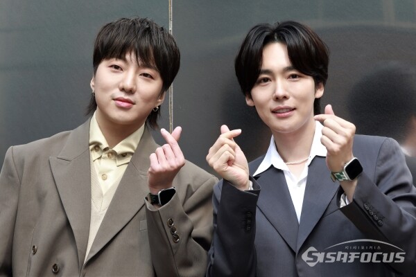 [포토] 위너 강승윤-김진우, 청량함 가득 하트