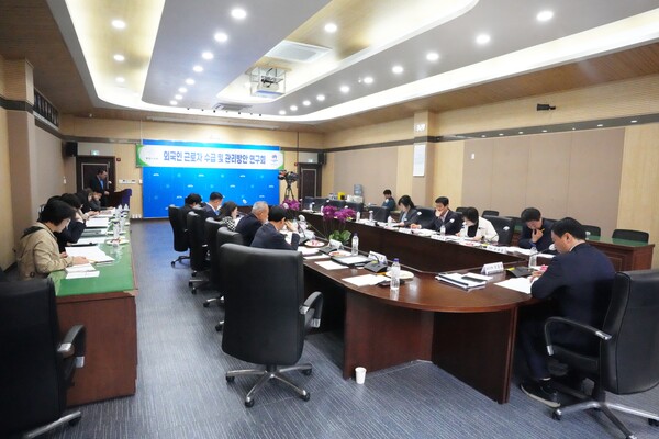 지역 내 노동력 부족 문제 해결을 위한 ’외국인 근로자 수급 및 관리방안 연구회‘ 간담회가 평택시의회에서 개최됐다. ⓒ평택시의회