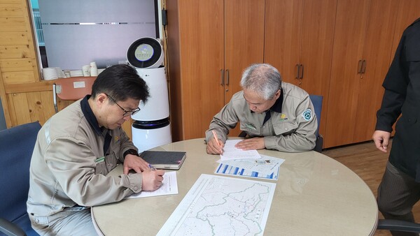 안우상 영풍석포제련소 본부장(왼쪽), 배상윤 영풍석포제련소장(오른쪽)이 30일 석포면을 방문해 전입신고를 하고 있다. 사진/봉화군