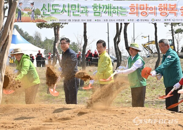 31일 (왼쪽부터) 남송희 남부산림청장, 도기욱 경북도의원, 임종식 경북교육감, 이철우 경북도지사, 김학동 예천군수가 호명면 수변공원에서 기념식수를 하고 있다. 사진/김영삼 기자 