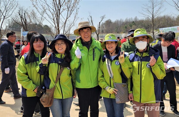 31일 남송희 남부산림청장이 숲해설가들과 함께 나무를 심고 기념 촬영을 하고 있다. 사진/김영삼 기자