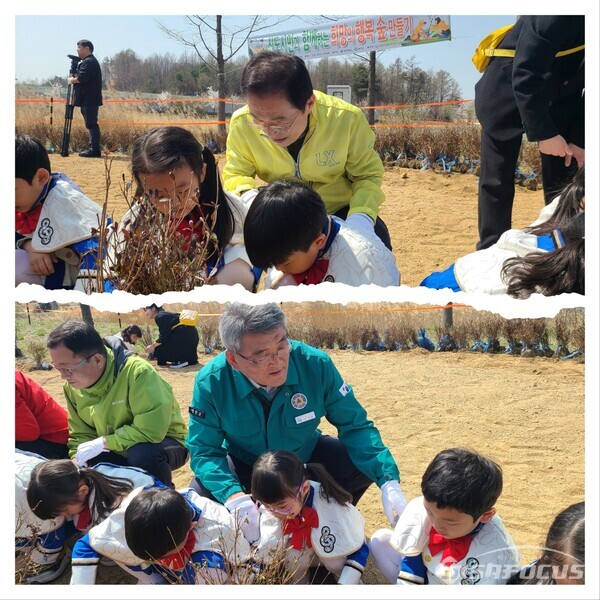 30일 임종식 경북교육감과 김학동 예천군수가 어린이들과 나무를 심고 있다. 사진/김영삼 기자
