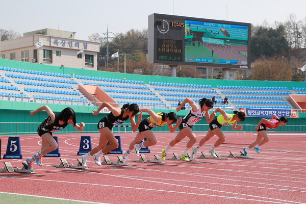3일 예천스타디움에서 육상 꿈나무들의 금빛 질주가 펼쳐지는 경상북도 소년체육대회 육상경기가 열리고 있다. 사진/예천군
