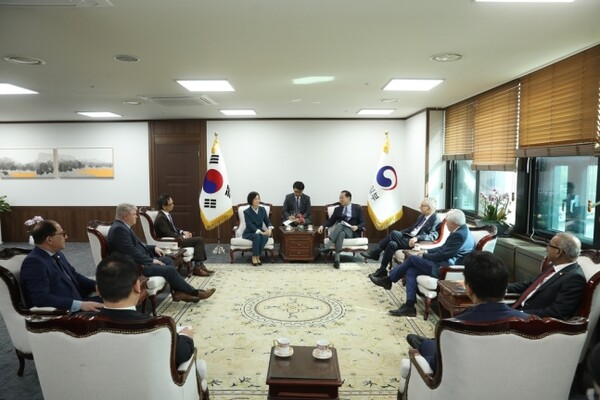 권영세 통일부 장관은 12일 유엔 파우 우 상원의원을 비롯한 캐나다 상·하원 의원 6명과 만나 한반도 정세 및 협력 방안에 대해 논의했다 / ⓒ외교부