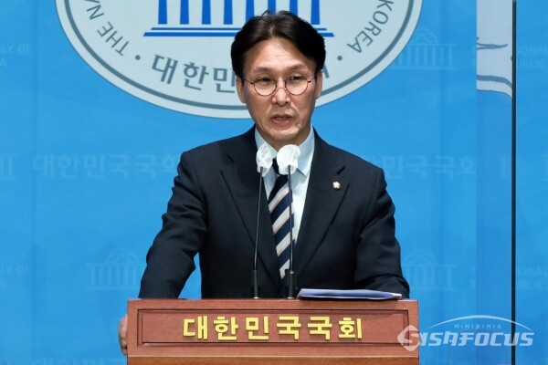 김민석 의원이 기자회견을 하고 있다.(2) [사진 / 오훈 기자]