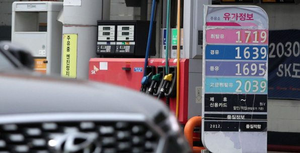 지난 16일 서울의 한 주유소의 유가정보표지판 모습 / ⓒ뉴시스DB