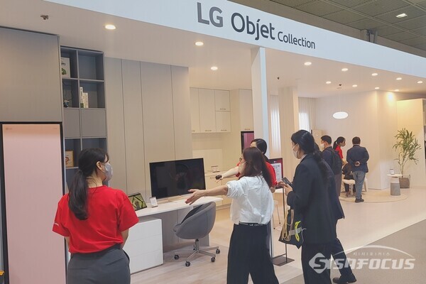 19일, 관람객들이 LG 오브제 컬렉션으로 조성한 공간을 체험하고 있다. [사진 / 임솔 기자]