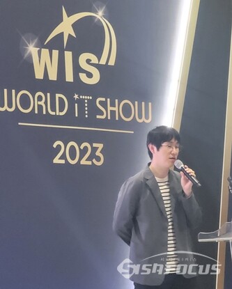 하정우 네이버클라우드 AI Lab 연구소장이 지난 19일 서울 코엑스에서 열린 ‘2023 월드 IT쇼’에서 챗GPT와 초거대AI에 대해서 발표하고 있다. [사진 / 임솔 기자]