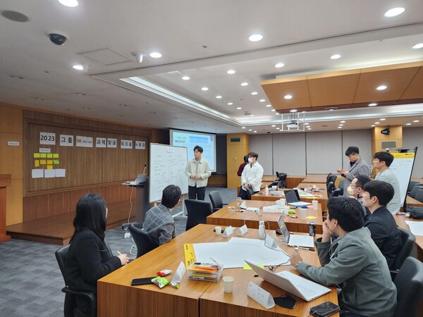 ‘2023 그룹 DX 원팀’ 프로그램에 참여한 KT와 KT그룹사 직원들이 과제 수행을 위한 토의를 진행하고 있다. ⓒKT