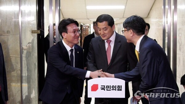 전세사기 대응 3당 정책위의장이 회동을 가진 뒤 백브리핑하고 있다. 사진 / 권민구 기자