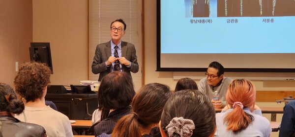 지난 2월 18일 미국 예일대학교 초청 특강에 나선 윤명철 동국대 명예교수가 한국역사에 대해 강의하고 있다. (사진 / 윤명철 교수 제공))