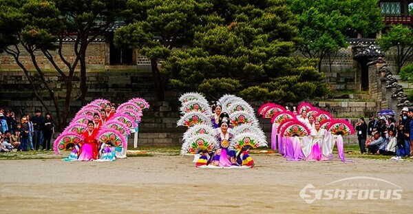 창덕궁 낙선재 앞마당에서 김영아무용단이 아름다운 부채춤을 추고 있다.  사진/유우상 기자
