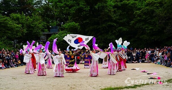 창덕궁 낙선재 앞마당에서 김영아무용단이 대형 태극기를 흔들며 공연하고 있다.  사진/유우상 기자