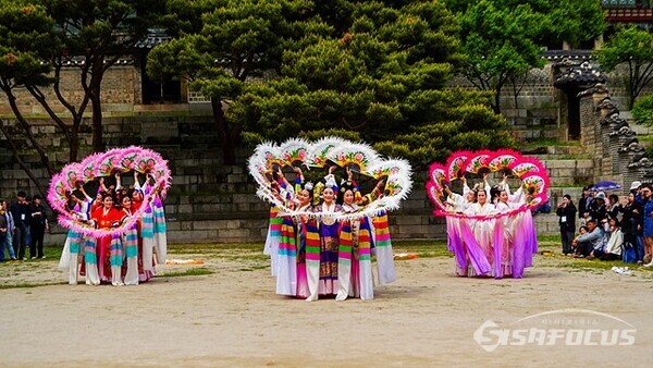 창덕궁 낙선재 앞마당에서 김영아무용단이 아름다운 부채춤을 추고 있다.  사진/유우상 기자